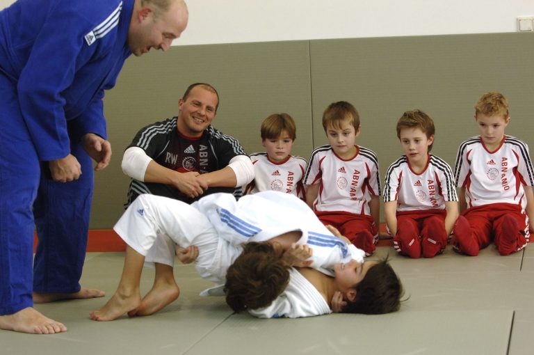 Jeugdspelers van Ajax tijdens een judotraining (NRC, 2007)