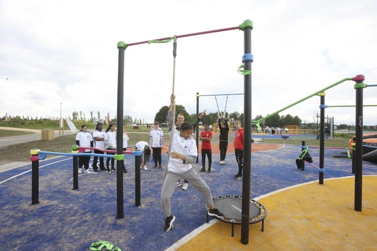20220601: Wethouder Lindenbergh opent speelveld HortusInstructie:opening beweegveld voor ingang Floriade wordt onderdeel van Rondje Weerwater. Er is een schoolklas aanwezig.
