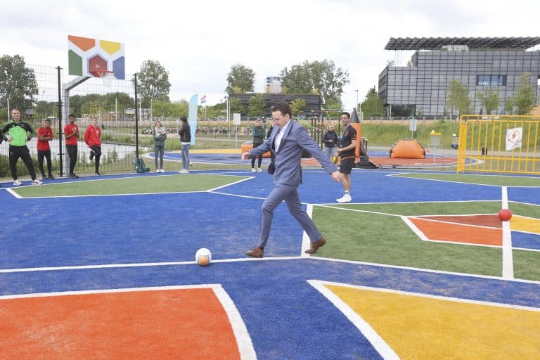 20220601: Wethouder Lindenbergh opent speelveld HortusInstructie:opening beweegveld voor ingang Floriade wordt onderdeel van Rondje Weerwater. Er is een schoolklas aanwezig.