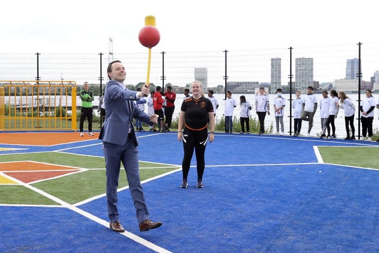 20220601: Wethouder Lindenbergh opent speelveld HortusInstructie:opening beweegveld voor ingang Floriade wordt onderdeel van Rondje Weerwater. Er is een schoolklas aanwezig.